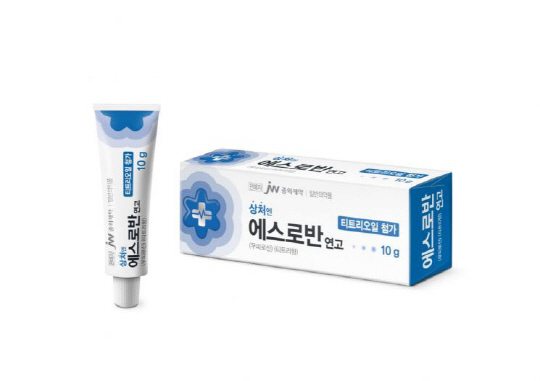 티트리오일을 첨가한 '에스로반 연고' 신제품. JW중외제약 제공
